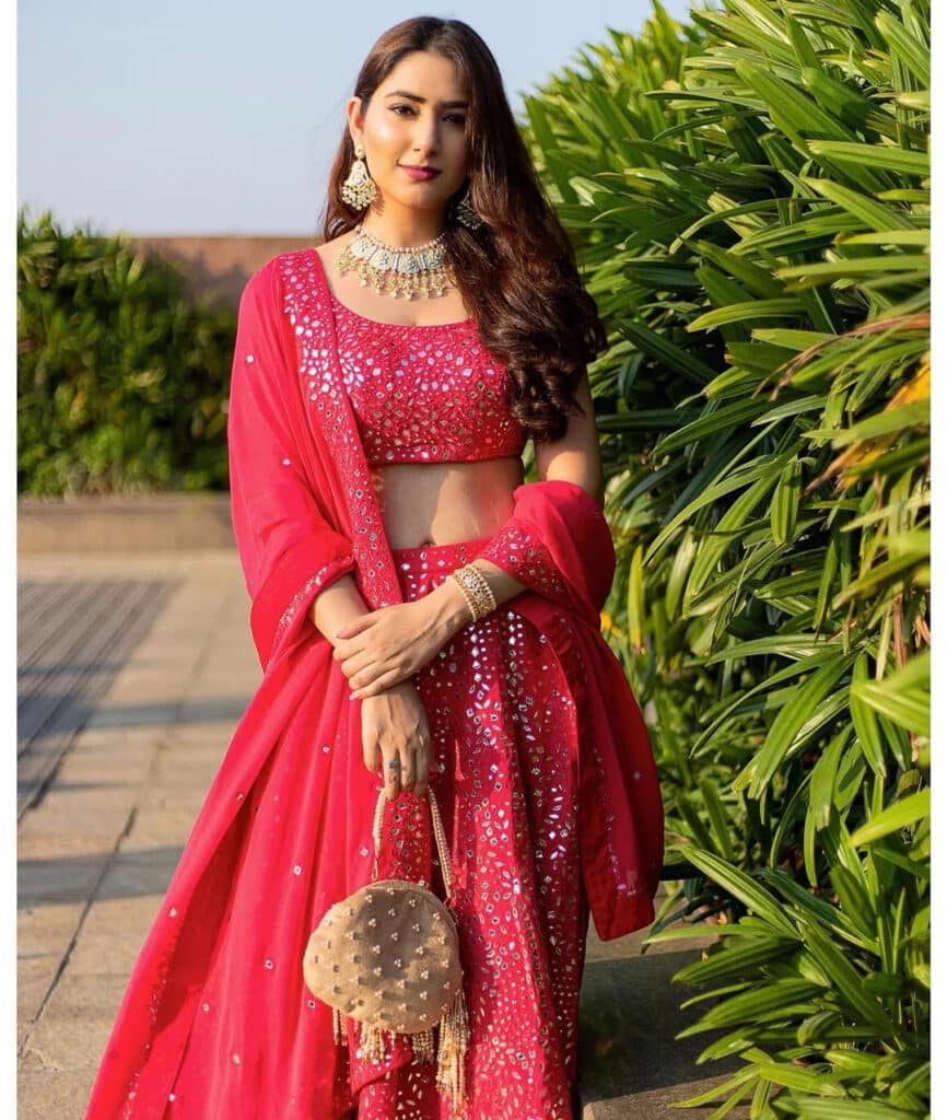 Glam bridesmaid Outfit Ideas for Indian Bridesmaids for every Ceremony (Styles & Look book)