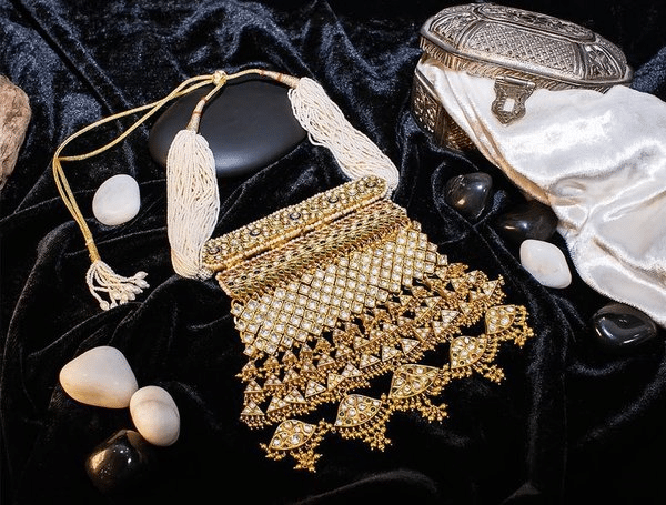 DO I HEAR WHITE LOVERS APPROACHING