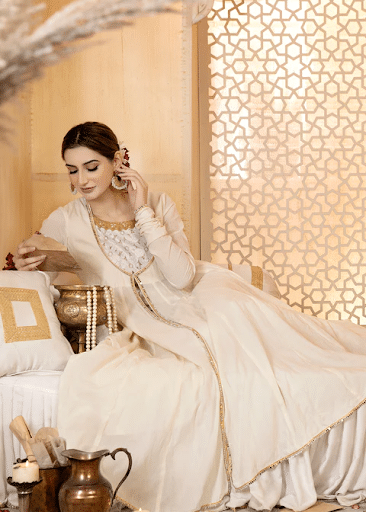 NEED THAT SIMPLICITY & ELEGANCE, THIS KALIDAR IS YOUR GO TO bridal outfit