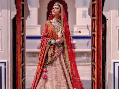 Single shoulder free dupatta look 