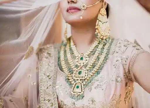 THE PERFECTLY CAPTURED UNDER-VEIL LOOK 