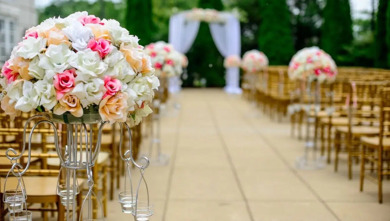 How can a simple wedding venue be changed into a shaandaar wedding experience?